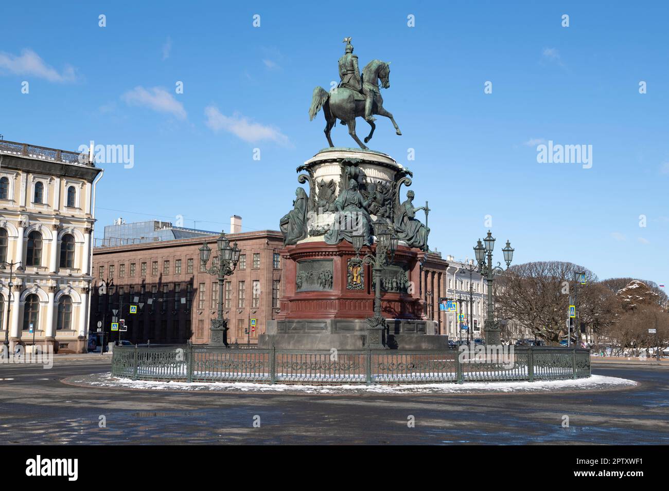 SAN PIETROBURGO, RUSSIA - 02 APRILE 2023: Monumento all'imperatore russo del Nicola i su San Piazza Isaac in un giorno di sole aprile Foto Stock