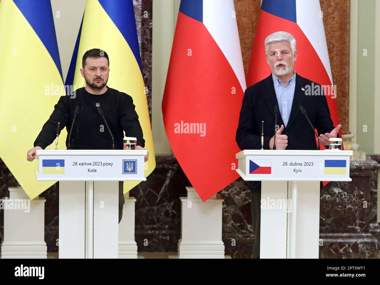 KIEV, UCRAINA - 28 APRILE 2023 - il Presidente dell'Ucraina Volodymyr Zelenskyy (L) e il Presidente della Repubblica Ceca Petr Pavel sono raffigurati durante il loro incontro con la stampa, Kyiv, capitale dell'Ucraina. Foto Stock