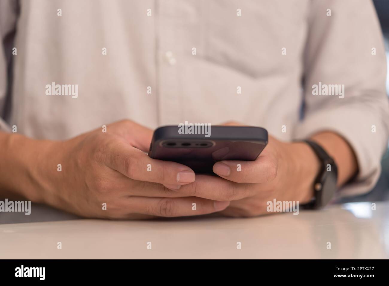Uomo che utilizza lo smartphone mobile.concetto di comunicazione con tecnologia digitale. Foto Stock