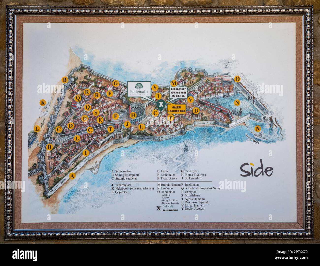 Una mappa turistica dipinta a mano di Side nella provincia di Antalya in Turchia (Turkiye). La mappa elenca tutte le attrazioni principali dell'antica città romana e quello che è ora Foto Stock