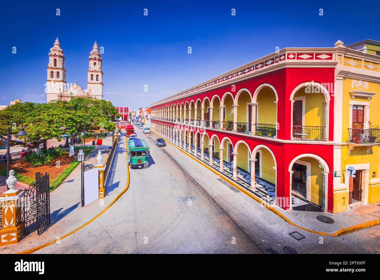 Campeche, Messico. Pittoresca piazza pubblica, Independence Plaza, con colorati edifici coloniali, viaggio panoramico della penisola dello Yucatan. Foto Stock