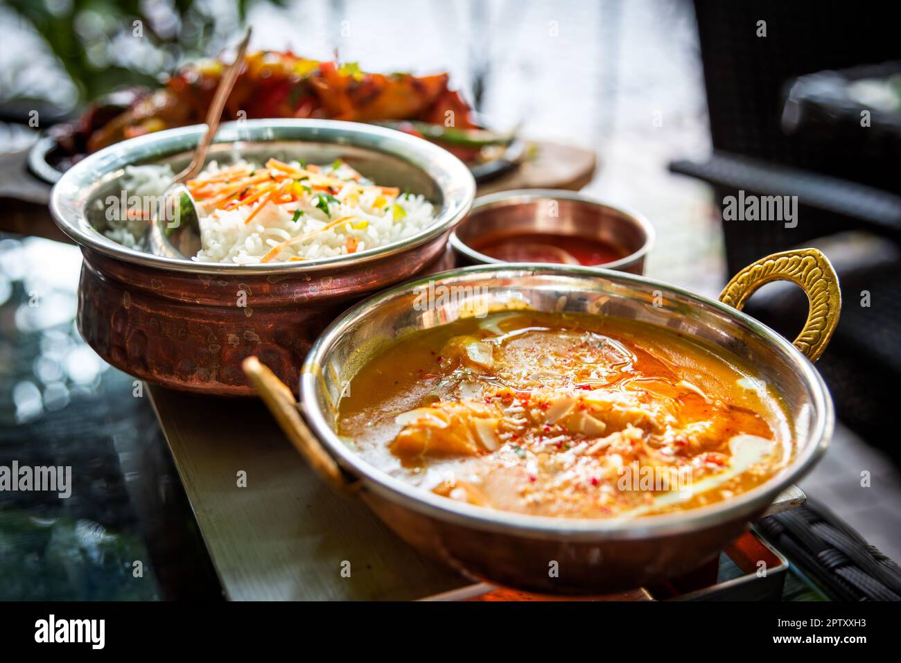 Cibo indiano. Cucina speziata, aromatica e saporita con salsa al curry o tandoori, che stuzzica le vostre papille gustative. Foto Stock