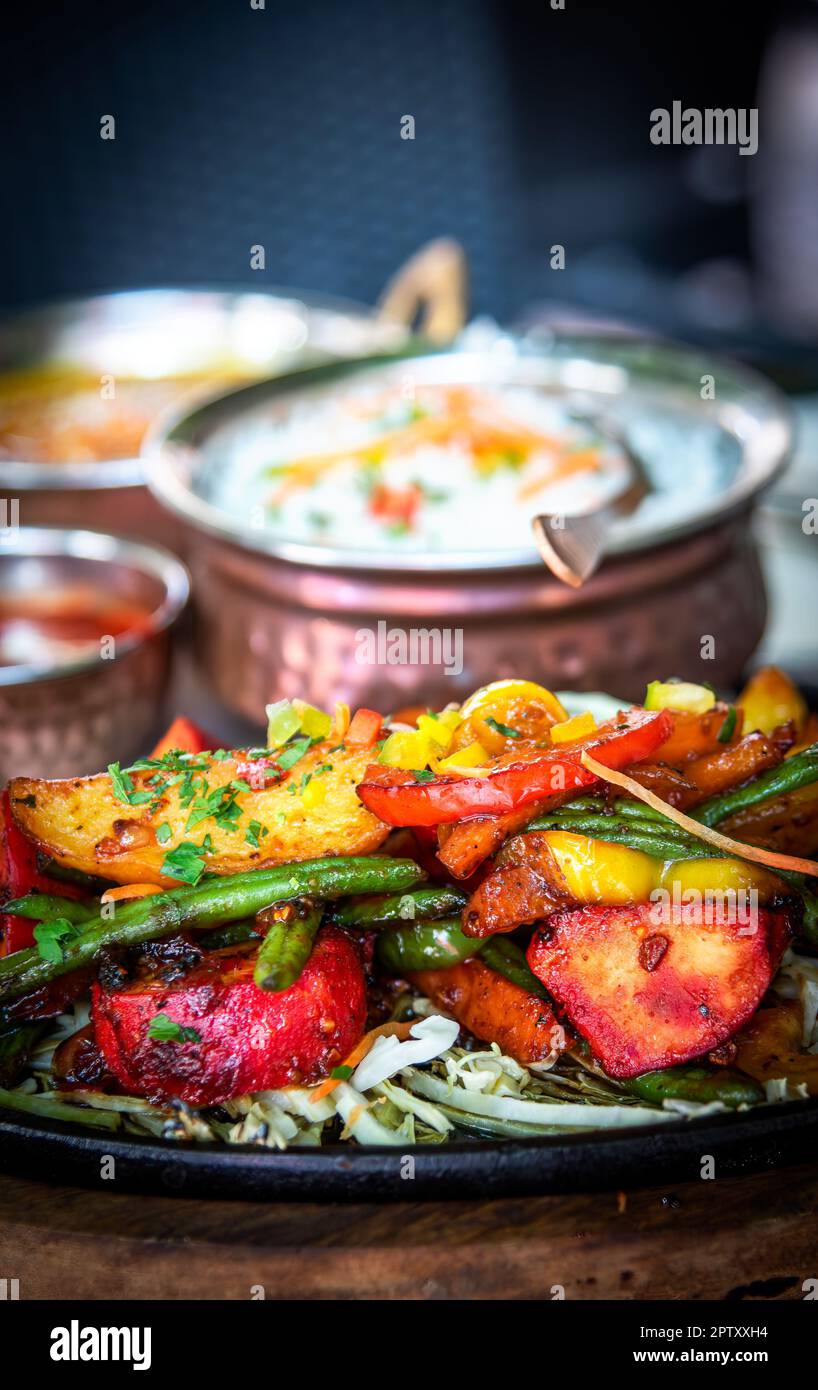 Cibo indiano. Cucina speziata, aromatica e saporita con salsa al curry o tandoori, che stuzzica le vostre papille gustative. Foto Stock