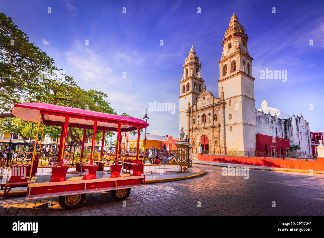Campeche, Messico. Independence Plaza è una pittoresca piazza pubblica caratterizzata da colorati edifici coloniali, la penisola dello Yucatan. Foto Stock