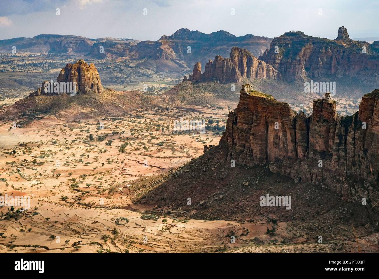 Viste di Tigray dalla Chiesa di Daniel Korkor nei Monti Gheralta, Etiopia. Foto Stock