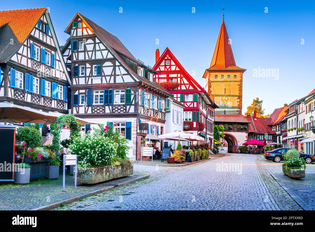 Gengenbach, Germania. Pittoresca cittadina panoramica al tramonto nella regione della Foresta Nera , conosciuta per i suoi edifici storici ben conservati e gli affascinanti ciottoli Foto Stock