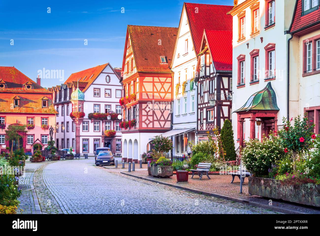 Gengenbach, Germania. Pittoresca cittadina panoramica al tramonto nella regione della Foresta Nera , conosciuta per i suoi edifici storici ben conservati e gli affascinanti ciottoli Foto Stock