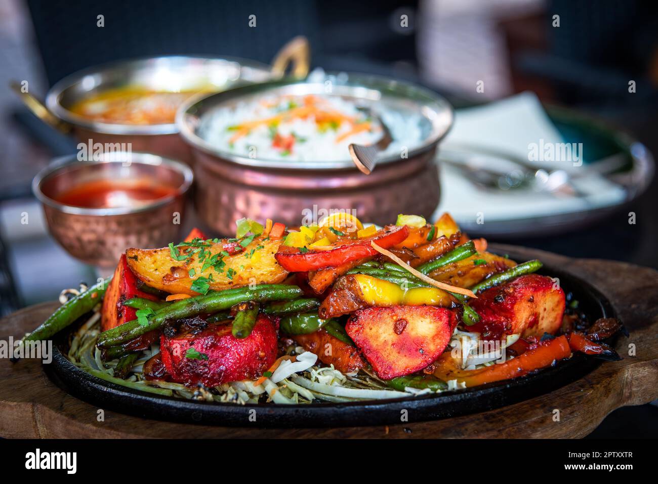 Cibo indiano. Cucina speziata, aromatica e saporita con salsa al curry o tandoori, che stuzzica le vostre papille gustative. Foto Stock