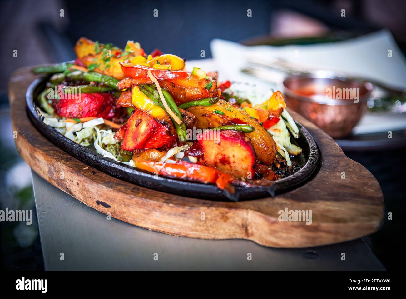 Cibo indiano. Cucina speziata, aromatica e saporita con salsa al curry o tandoori, che stuzzica le vostre papille gustative. Foto Stock