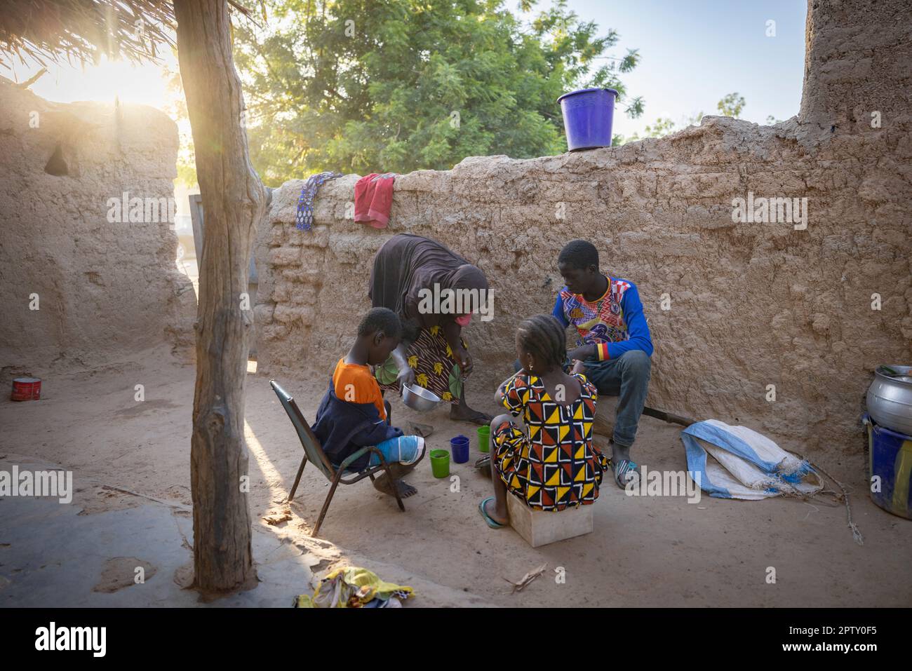 Colazione in famiglia con porridge di farina di mais nella regione di Segou, Mali, Africa occidentale. 2022 siccità del Mali e crisi della fame. Foto Stock