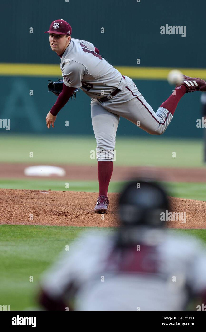 27 aprile 2023: Troy Wansing # 19 Texas A&M pitcher orologi una palla che ha consegnato verso casa. L'Arkansas ha sconfitto il Texas A&M 7-5 a Fayetteville, Arkansas, Richey Miller/CSM Foto Stock