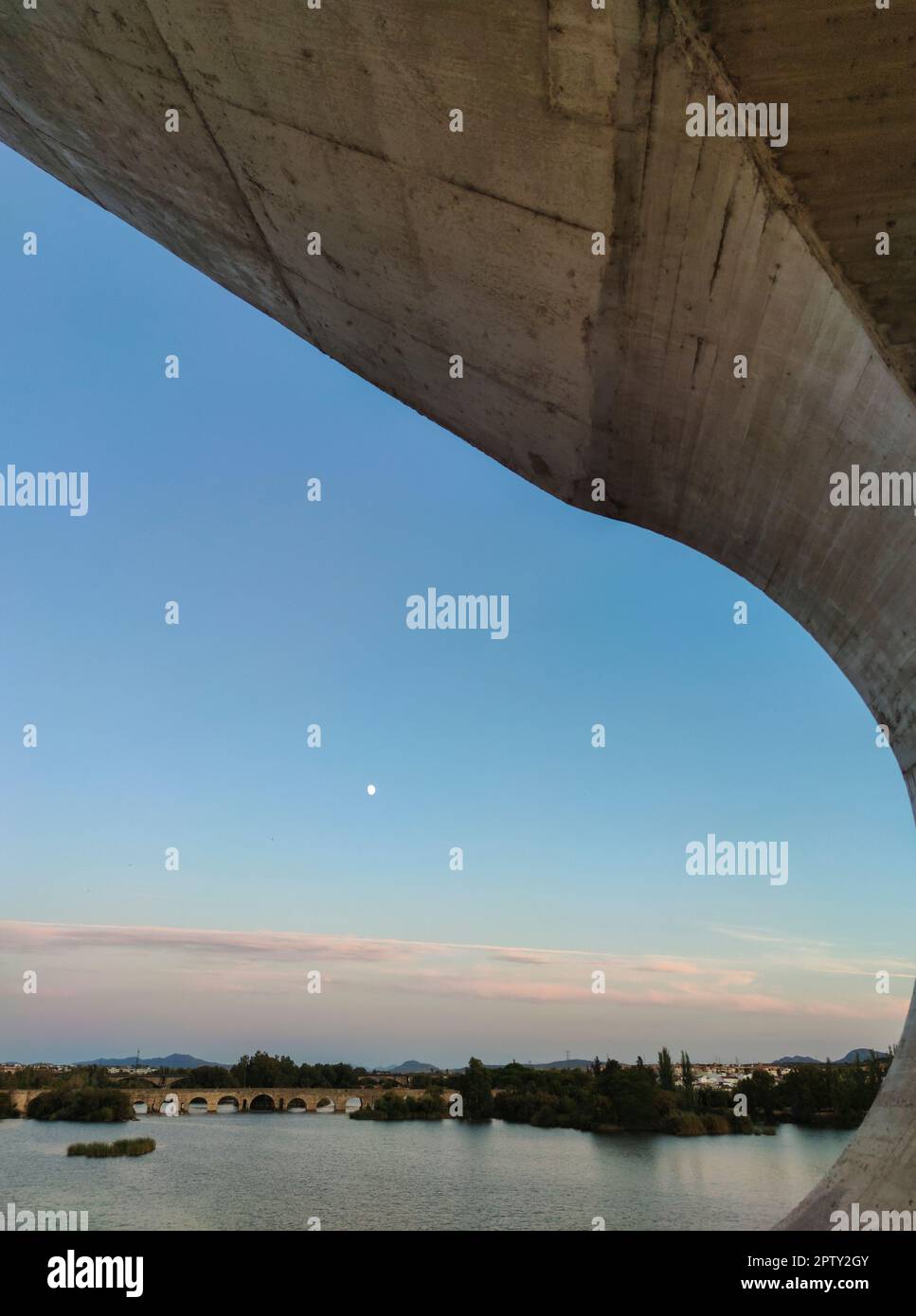 Ponte Lusitania, Merida, Badajoz, Estremadura, Spagna. Costruito sul fiume Guadiana nel 1991 Foto Stock