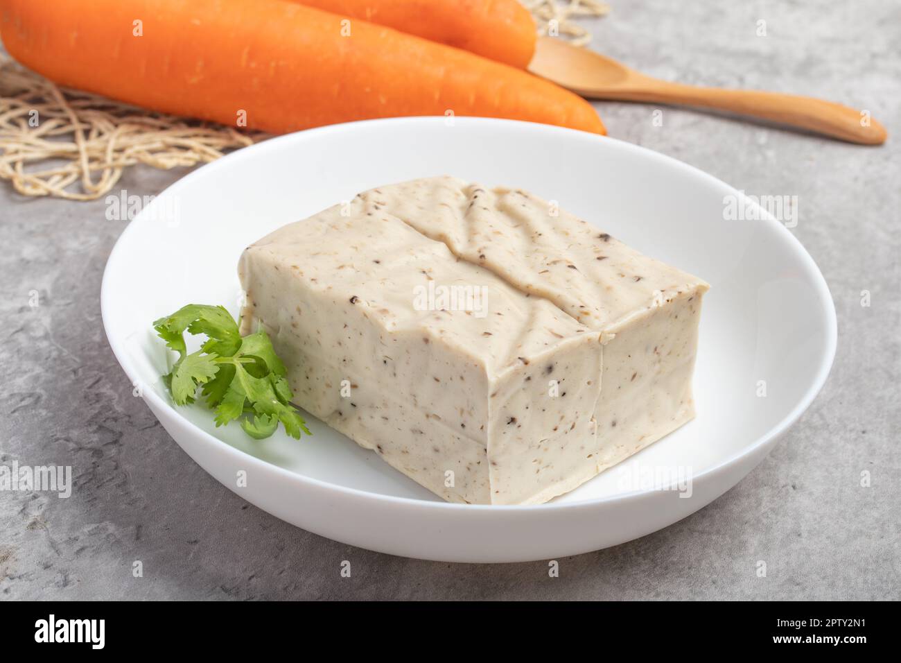 tofu di sesamo nero grani tofu in un piatto bianco Foto Stock