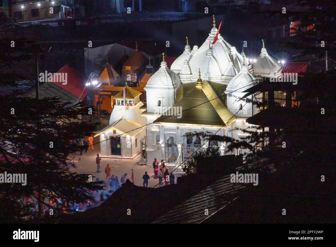 India, Uttarakhand, Gangri. Himalaya. Sito di pellegrinaggio. Fiume Bhagirathi, fonte di Ganga, fiume Ganges. Tempio di notte. Foto Stock