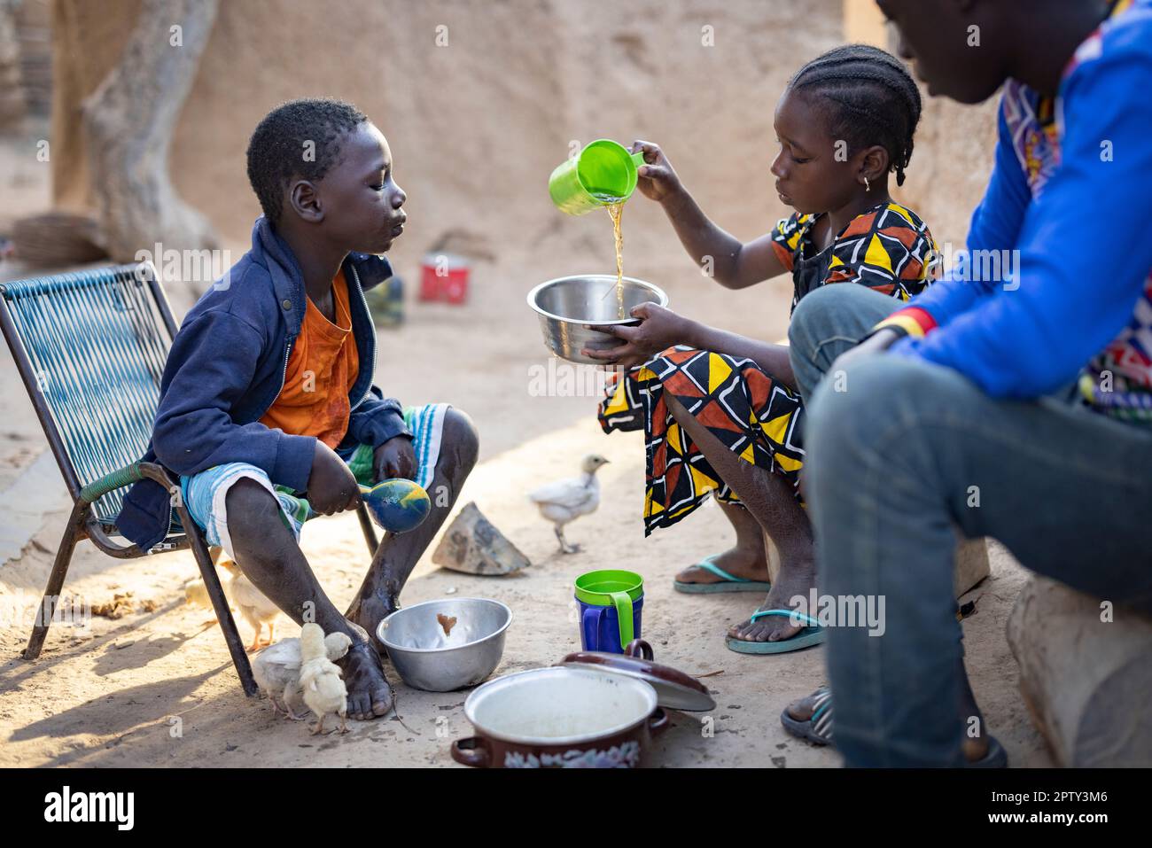 Colazione in famiglia con porridge di farina di mais nella regione di Segou, Mali, Africa occidentale. 2022 siccità del Mali e crisi della fame. Foto Stock