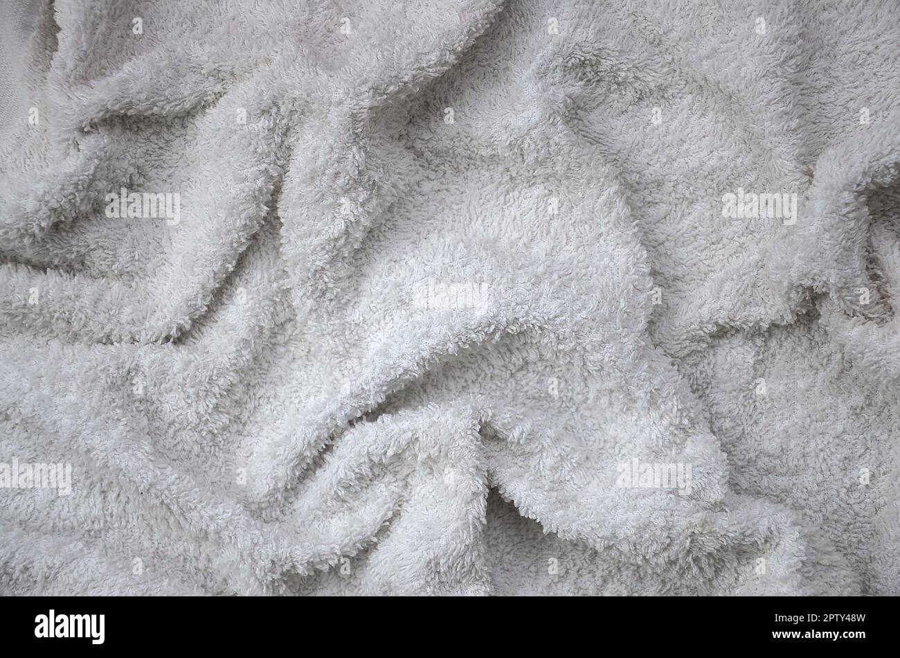 Naturale bianco asciugamani di cotone texture di sfondo con molte pieghe nella luce del giorno Foto Stock