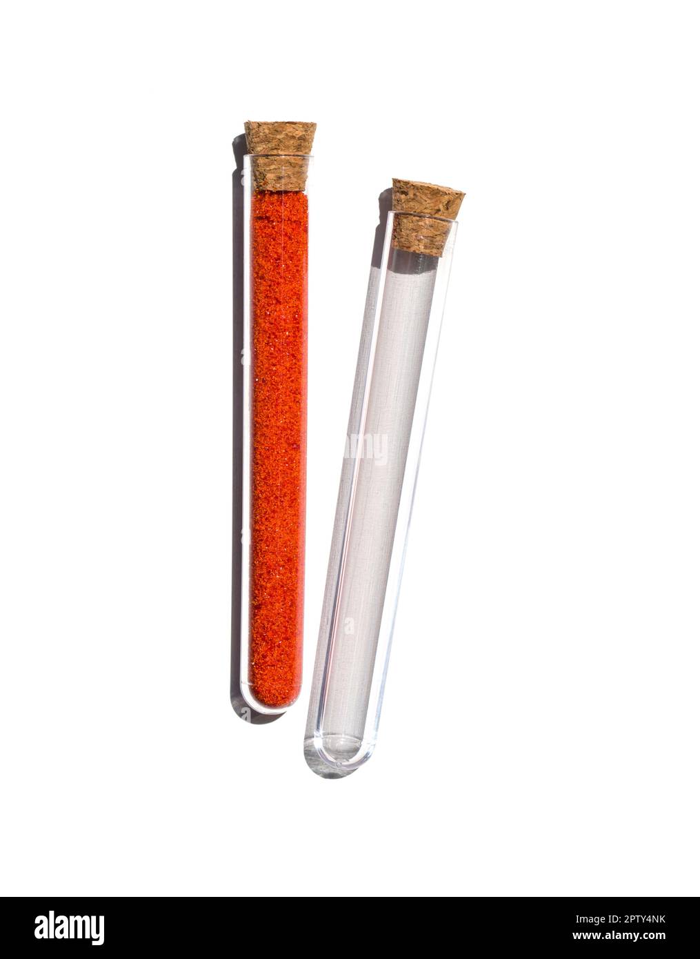 Ferricianuro di potassio in provetta con tappo in sughero. Ingrediente chimico sulla tabella di laboratorio. Vista dall'alto Foto Stock