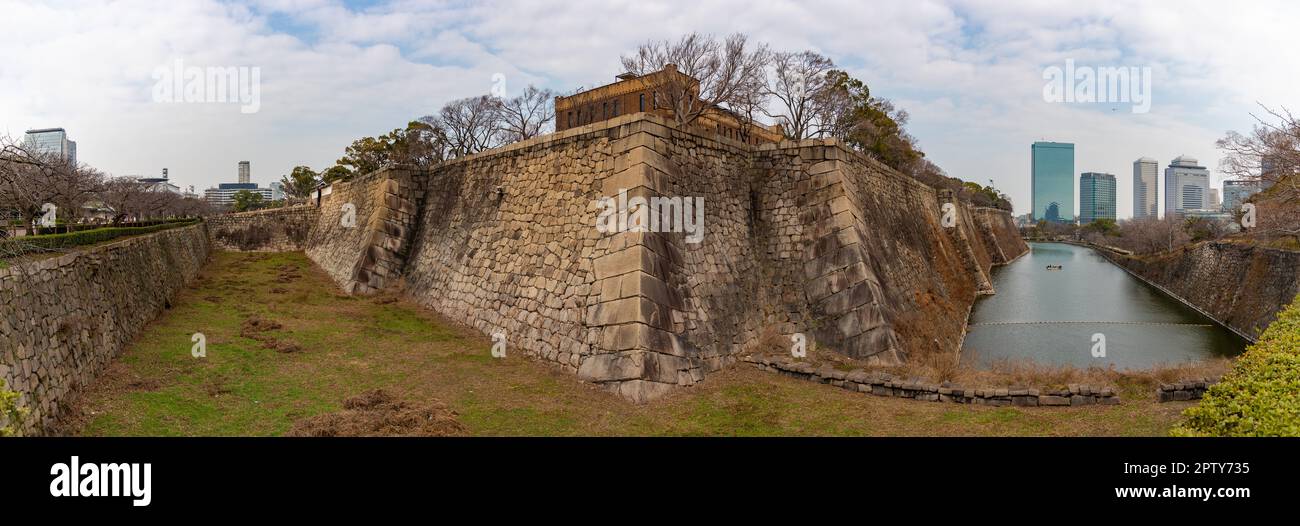 Un'immagine panoramica del Parco del Castello di Osaka, che mostra il fossato principale e le mura intorno al castello. Foto Stock