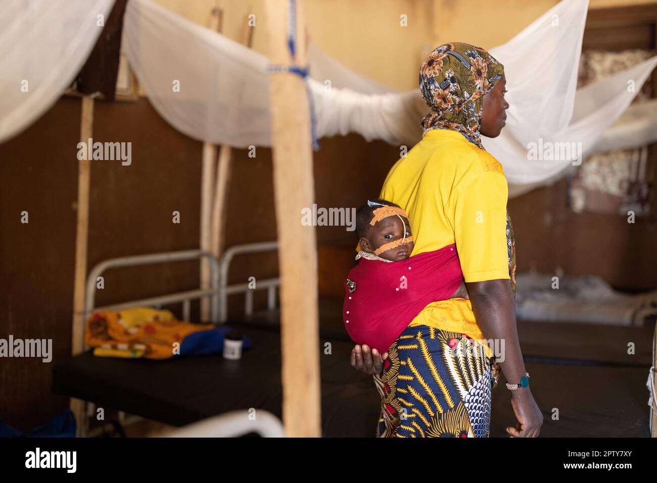 Madre e bambino sono ricoverati in ospedale per malnutrizione e malaria nella regione di Segou, Mali, Africa occidentale. 2022 Mali siccità e crisi della fame. Foto Stock