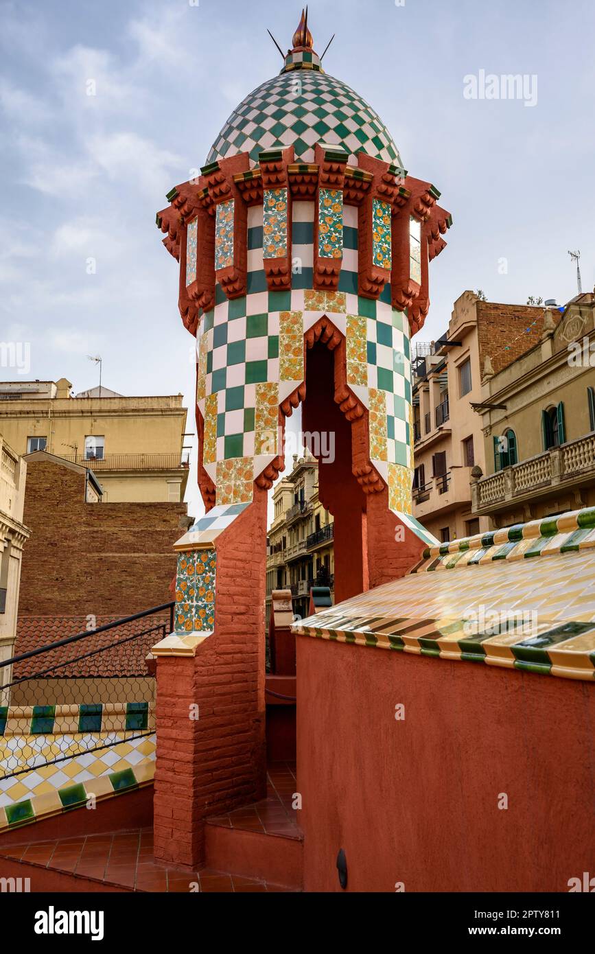 Camino e cupola sul tetto della Casa Vicens, progettato da Antoni Gaudí (Barcellona, Catalogna, Spagna) ESP: Chimenea y templete de la Casa Vicens Foto Stock