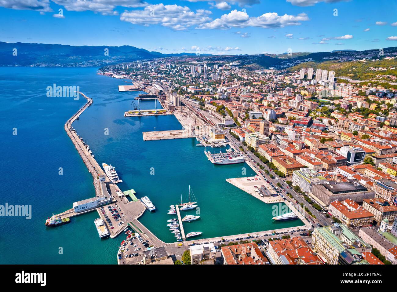Vista aerea del centro di Fiume e del molo sul lungomare, golfo del Quarnero in Croazia Foto Stock