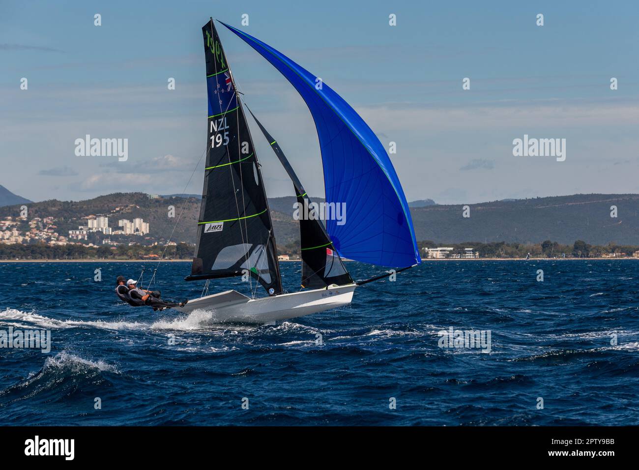 La nuova squadra della Zeland (Campbell Stanton e William Shapland) gareggia nella categoria 49rs durante il giorno 2 della settimana olimpica francese 2023. La settimana olimpica francese 2023 si terrà a Hyères-les-Palmiers dal 23 al 30 aprile 2023 e riunirà i migliori specialisti del mondo in eventi velistici per i prossimi Giochi olimpici di Parigi 2024. Foto Stock