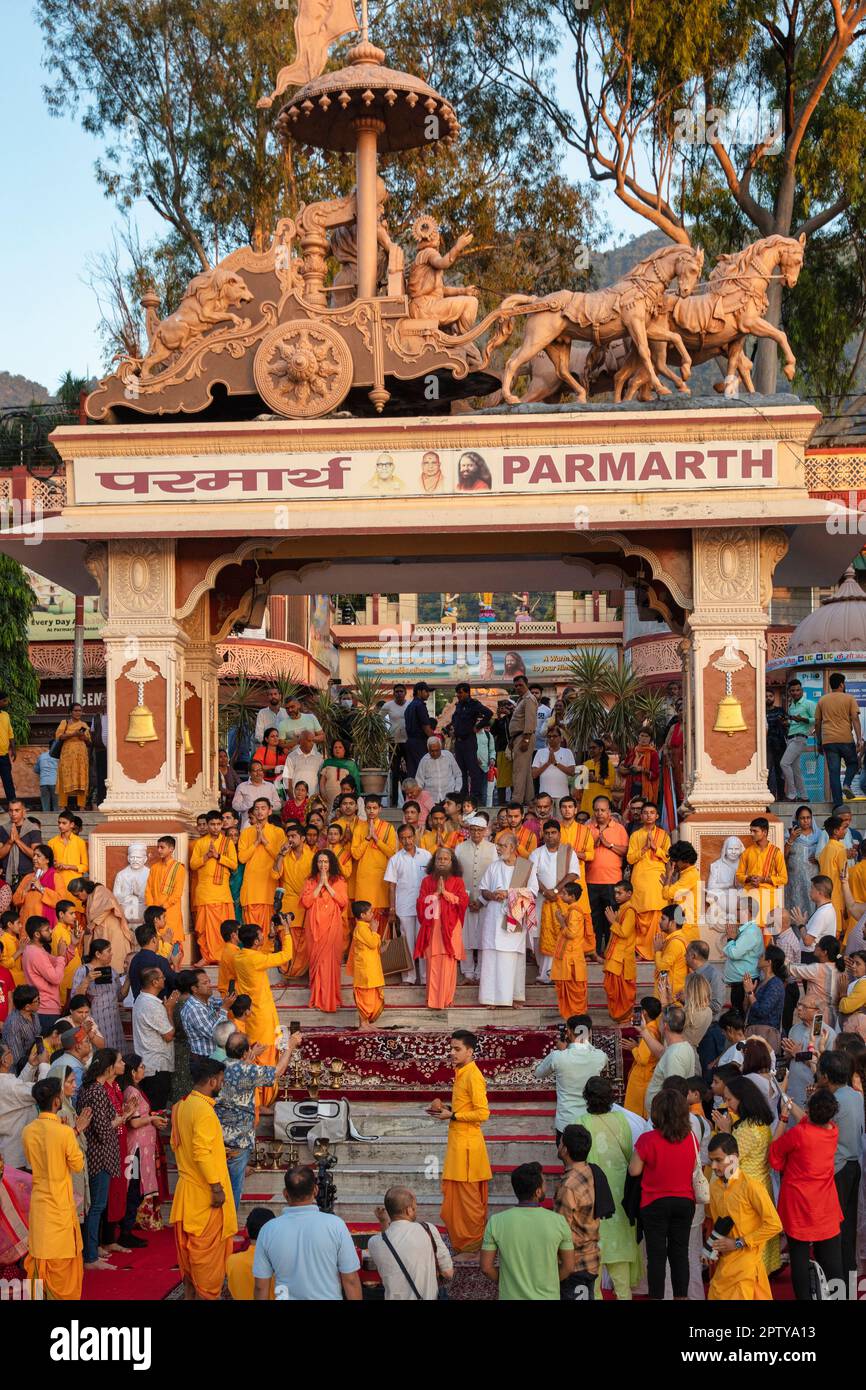India, Uttarakhand, Rishikesh, Ganga, fiume Gange. Parmath Niketan tempio e complesso. Cerimonia Ganga Aarti. Foto Stock