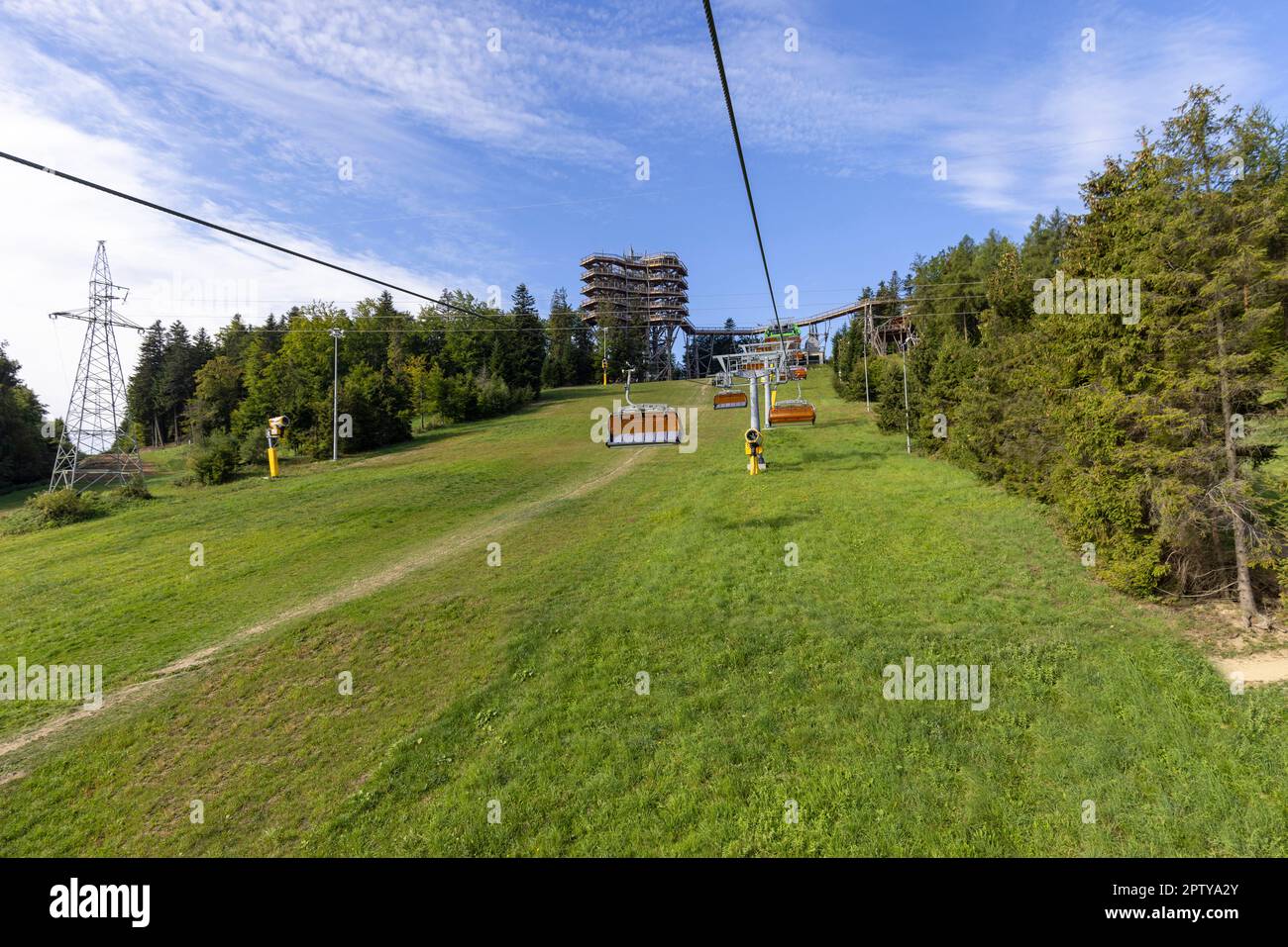 Vista sulla seggiovia per la montagna con torre di osservazione situata in cima alla stazione sciistica di Słotwiny Arena, Krynica Zdroj, Beskid Mountains, Slotwi Foto Stock