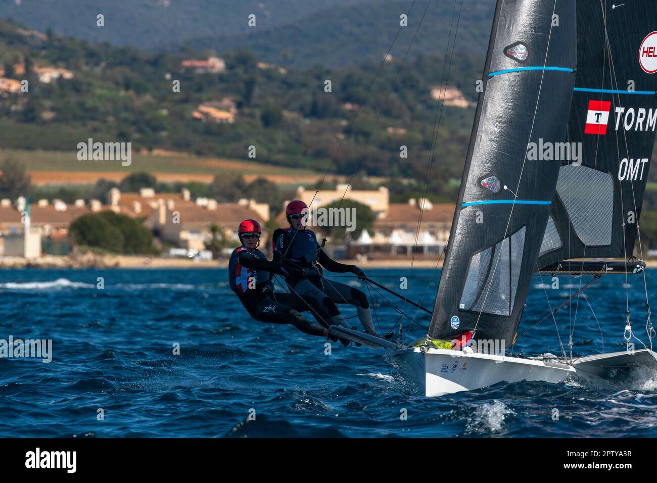 Hyeres, Francia. 25th Apr, 2023. La squadra danese (Johanne schmidt e Andrea Schmidt) gareggia nella categoria FX durante il giorno 2 della settimana olimpica francese 2023. La settimana olimpica francese 2023 si terrà a Hyères-les-Palmiers dal 23 al 30 aprile 2023 e riunirà i migliori specialisti del mondo in eventi velistici per i prossimi Giochi olimpici di Parigi 2024. Credit: SOPA Images Limited/Alamy Live News Foto Stock