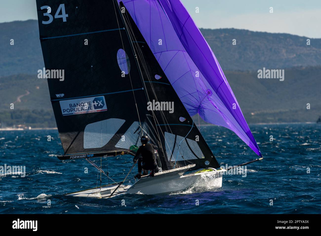 Hyeres, Francia. 25th Apr, 2023. La squadra francese (Mathilde Lovadina e Albane Dubois) gareggia nella categoria FX durante il giorno 2 della settimana olimpica francese 2023. La settimana olimpica francese 2023 si terrà a Hyères-les-Palmiers dal 23 al 30 aprile 2023 e riunirà i migliori specialisti del mondo in eventi velistici per i prossimi Giochi olimpici di Parigi 2024. Credit: SOPA Images Limited/Alamy Live News Foto Stock