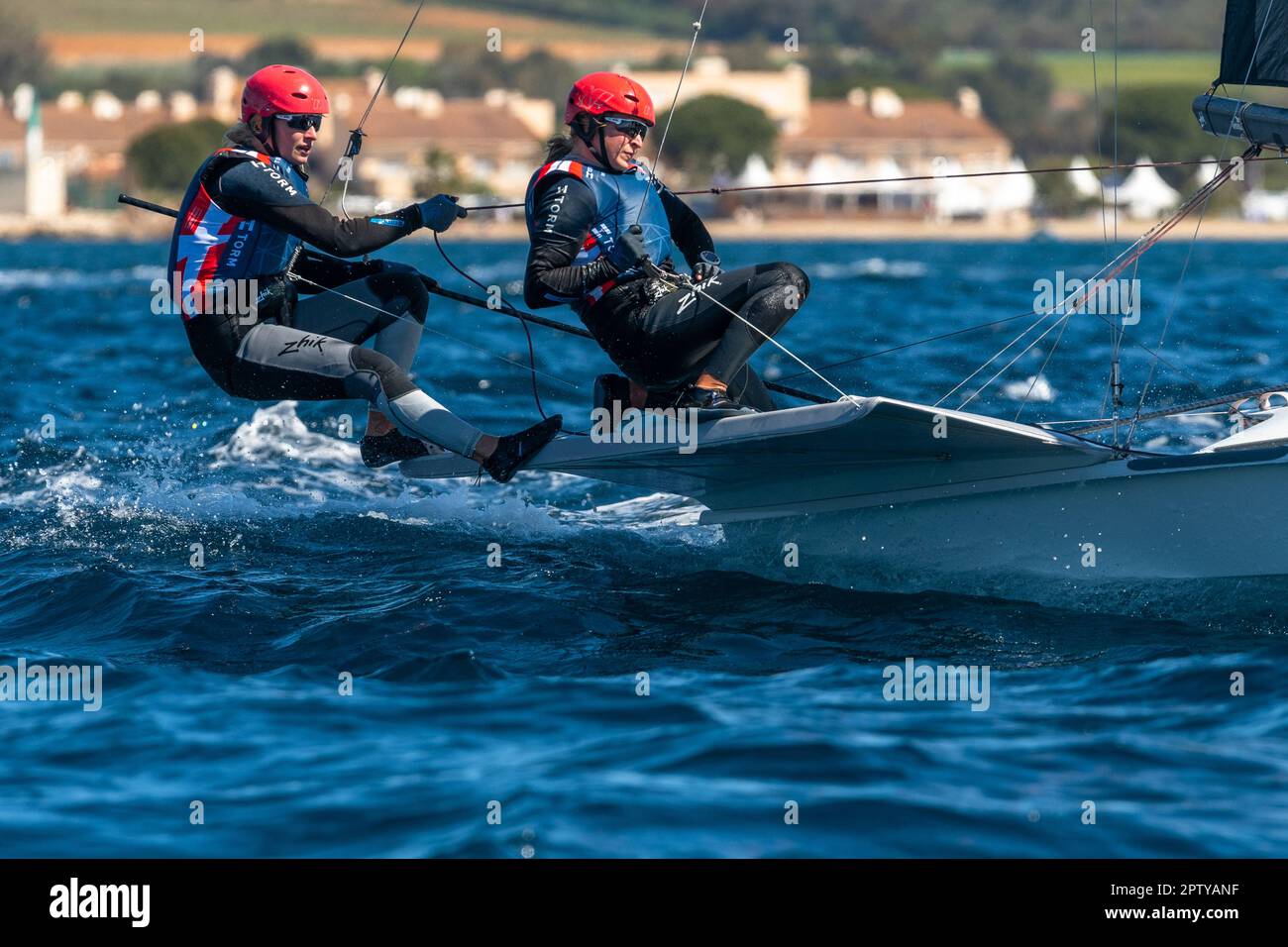 Hyeres, Francia. 25th Apr, 2023. La squadra danese (Johanne schmidt e Andrea Schmidt) gareggia nella categoria FX durante il giorno 2 della settimana olimpica francese 2023. La settimana olimpica francese 2023 si terrà a Hyères-les-Palmiers dal 23 al 30 aprile 2023 e riunirà i migliori specialisti del mondo in eventi velistici per i prossimi Giochi olimpici di Parigi 2024. Credit: SOPA Images Limited/Alamy Live News Foto Stock