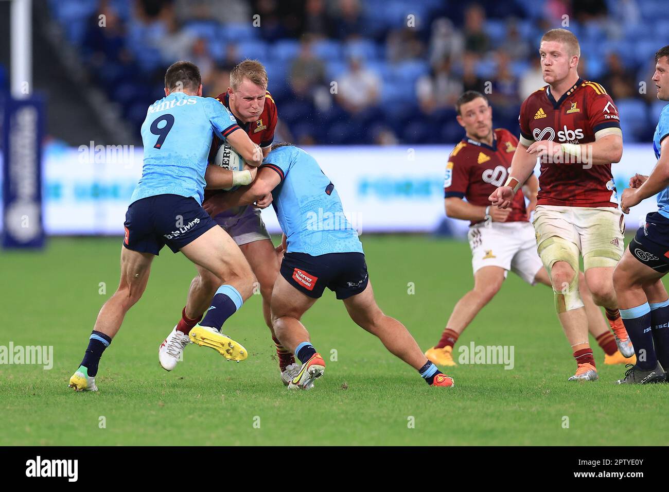 Sydney, Australia. 28th Apr, 2023. 28th aprile 2023; Allianz Stadium, Sydney, NSW, Australia: Super Rugby Pacific, NSW Waratahs versus Highlanders; Jake Gordon of Waratahs si combina con il compagno di squadra Michael Hooper of Waratahs per fermare Sam Gilbert of Highlanders Credit: Action Plus Sports Images/Alamy Live News Foto Stock