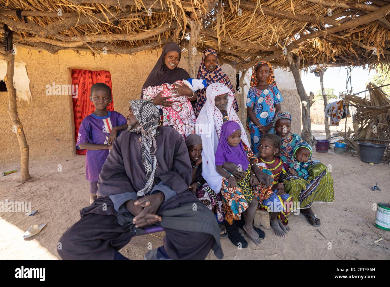 Famiglia sfollata interna di fronte alla loro casa improvvisata nella regione di Segou, Mali, Africa occidentale. 2022 siccità del Mali e crisi della fame. Foto Stock