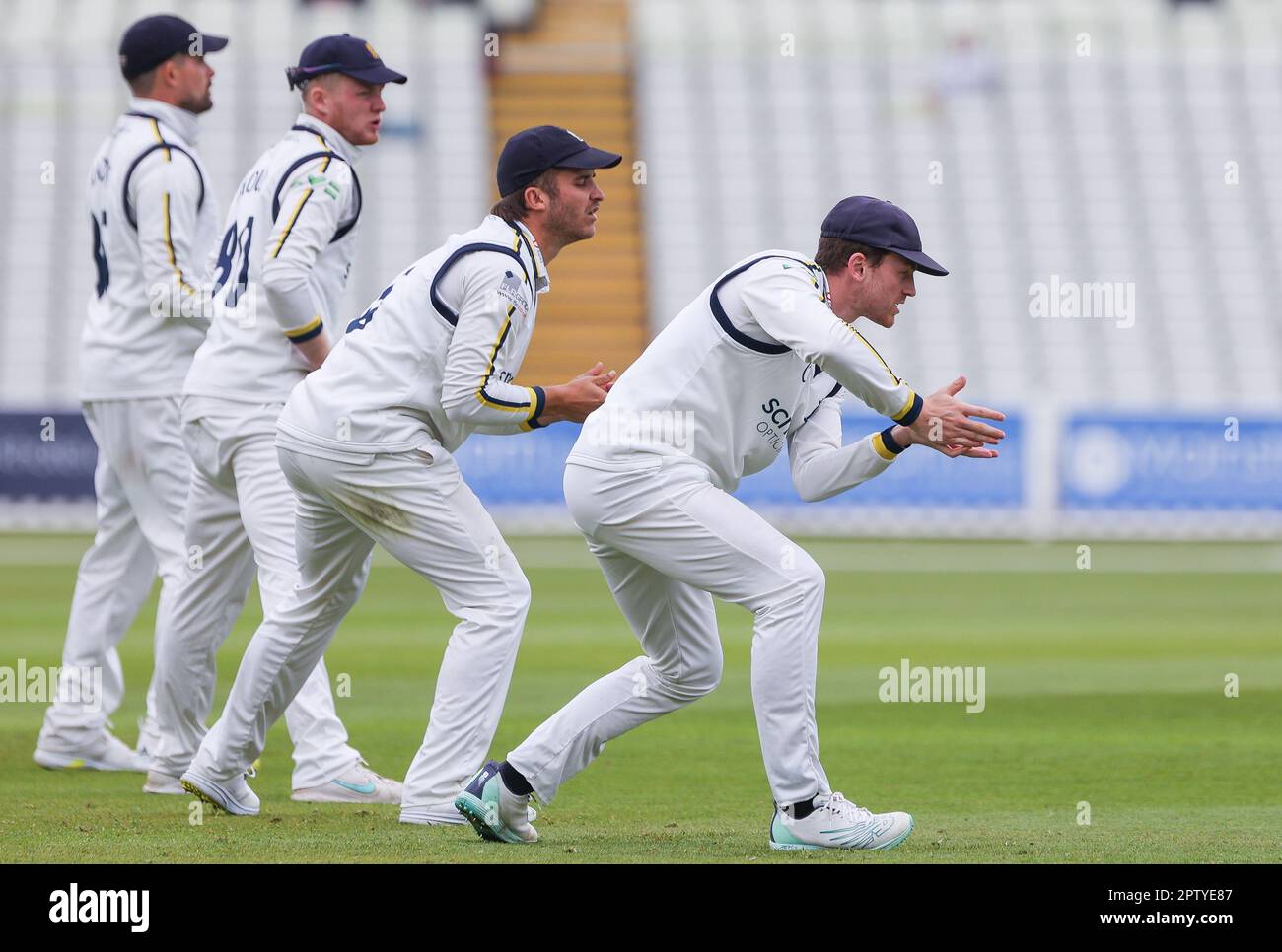 Birmingham, Regno Unito. 28th Apr, 2023. Rob Yates di Warwickshire è a capo del campo durante il Day 2 della partita del LV County Championship tra Warwickshire CCC e Surrey CCC a Edgbaston Cricket Ground, Birmingham, Inghilterra, il 28 aprile 2023. Foto di Stuart Leggett. Solo per uso editoriale, licenza richiesta per uso commerciale. Non è utilizzabile nelle scommesse, nei giochi o nelle pubblicazioni di un singolo club/campionato/giocatore. Credit: UK Sports Pics Ltd/Alamy Live News Foto Stock