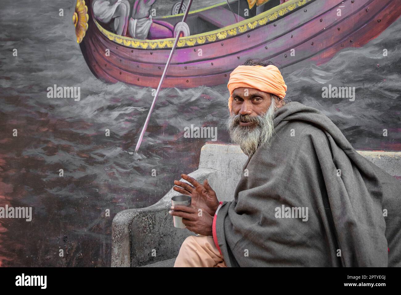 India, Uttarakhand, Rishikesh, Sadhu, uomo santo, di fronte al murale. Foto Stock