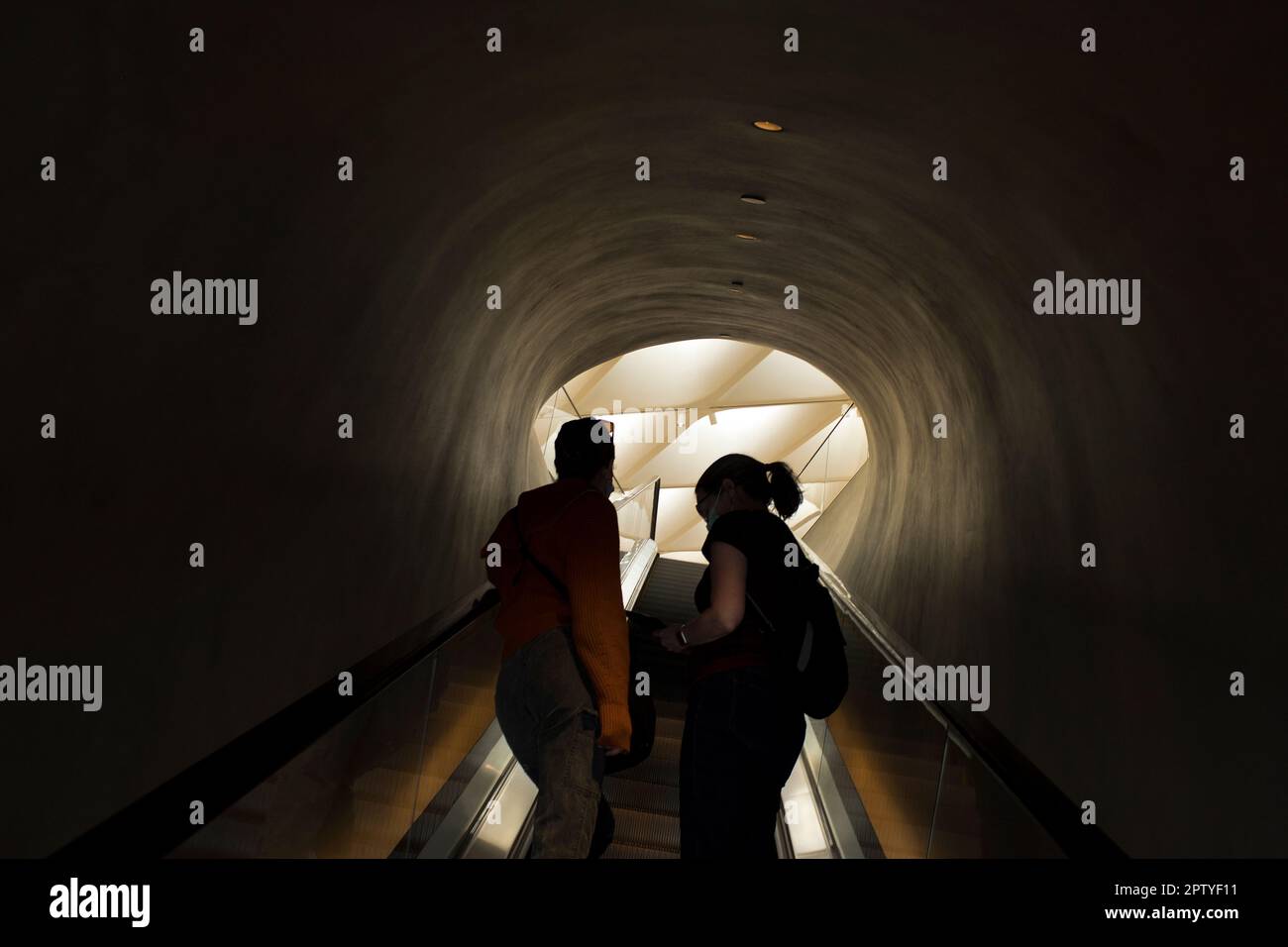 Silhouette di due donne adulte in salita Escalator Foto Stock