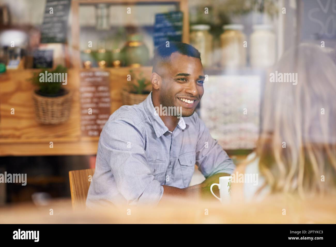 È sempre così bello vederti. Due amici si ritrovano in una caffetteria Foto Stock