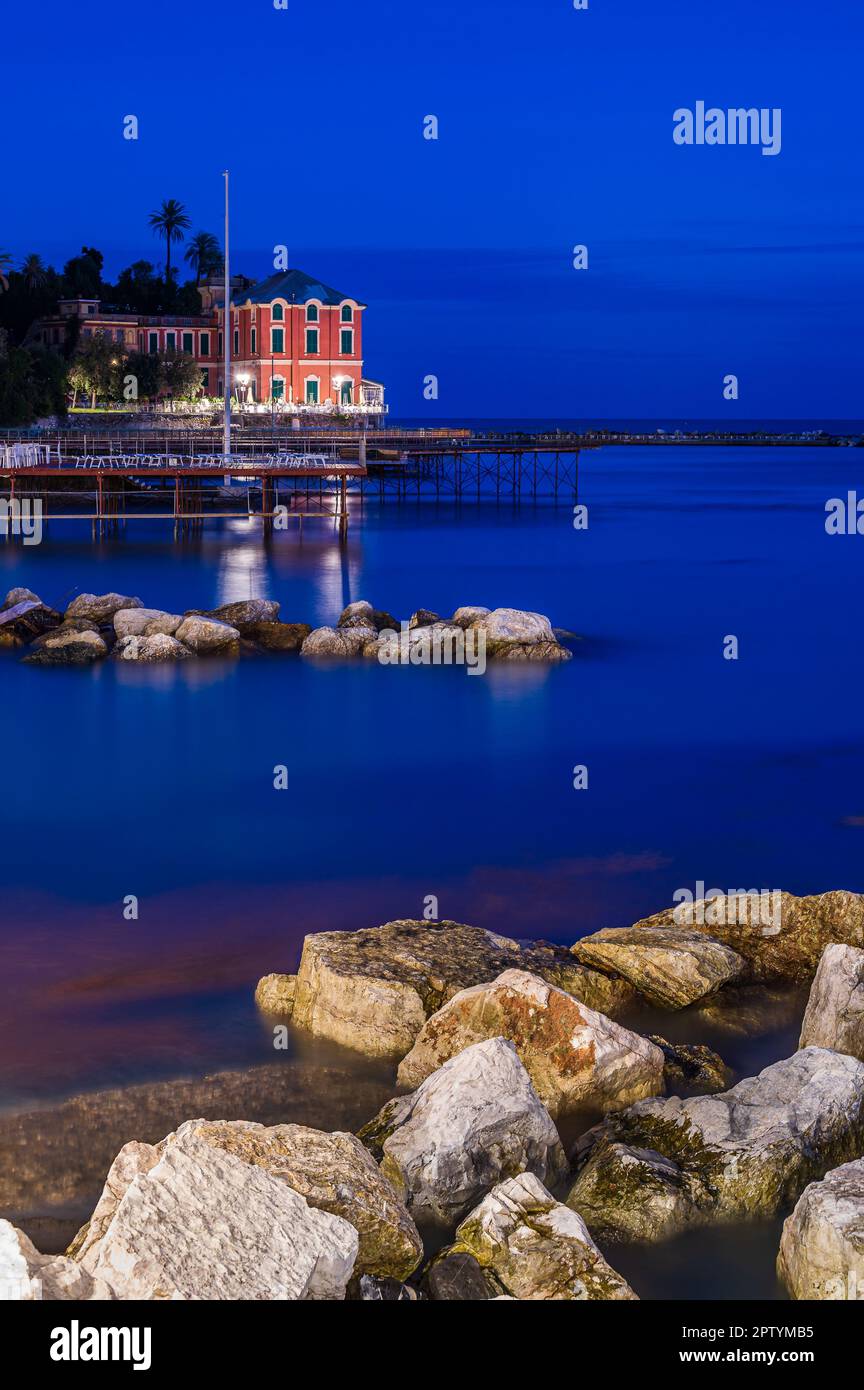 Bellissima villa direttamente sul mare a Rapallo sulla Riviera Italiana Foto Stock