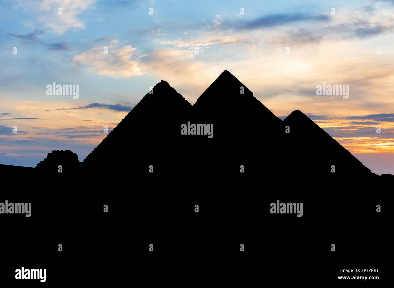 Le piramidi al buio, sagome al tramonto, Giza, Egitto. Foto Stock