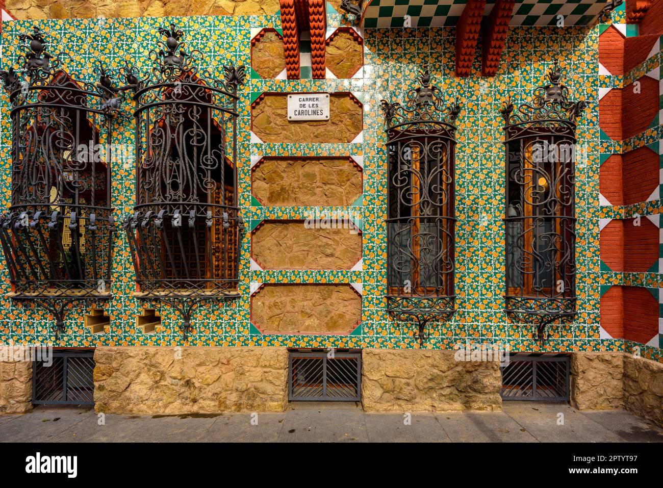 Finestra sulla facciata esterna della Casa Vicens, progettata da Antoni Gaudí con ispirazioni orientali (Barcellona, Catalogna, Spagna) Foto Stock