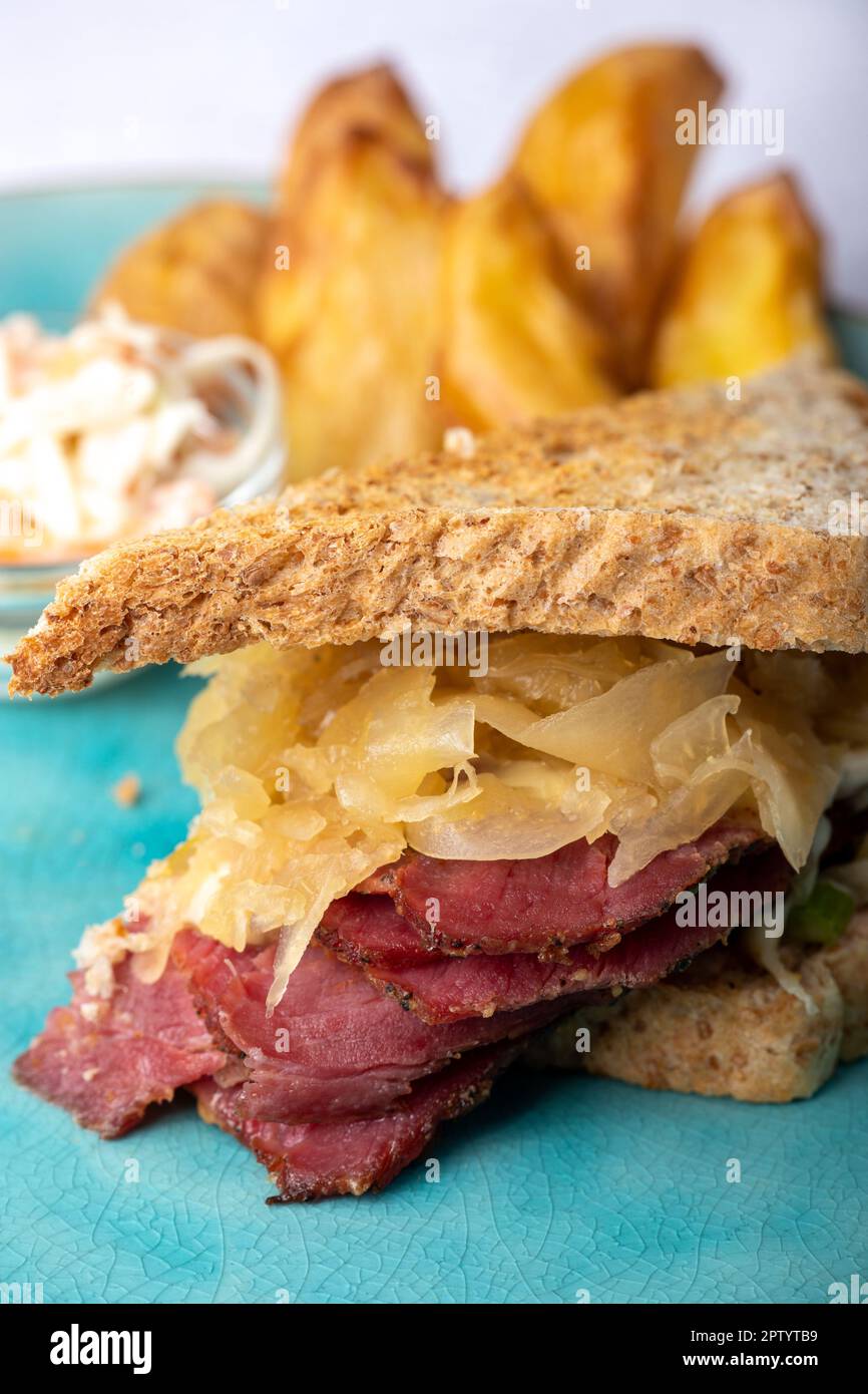 sandwich reuben su un piatto con patatine fritte Foto Stock