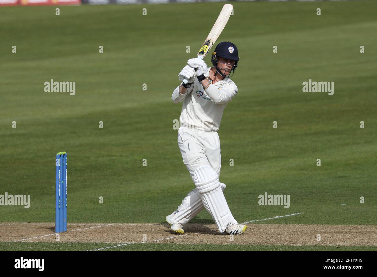 Luis Reece di Derbyshire sulla sua strada per segnare 56 durante il LV= County Championship Division Two match tra Durham e Derbyshire al Seat Unique Riverside, Chester le Street venerdì 28th aprile 2023. (Foto: Robert Smith | NOTIZIE MI) Credit: NOTIZIE MI & Sport /Alamy Live News Foto Stock