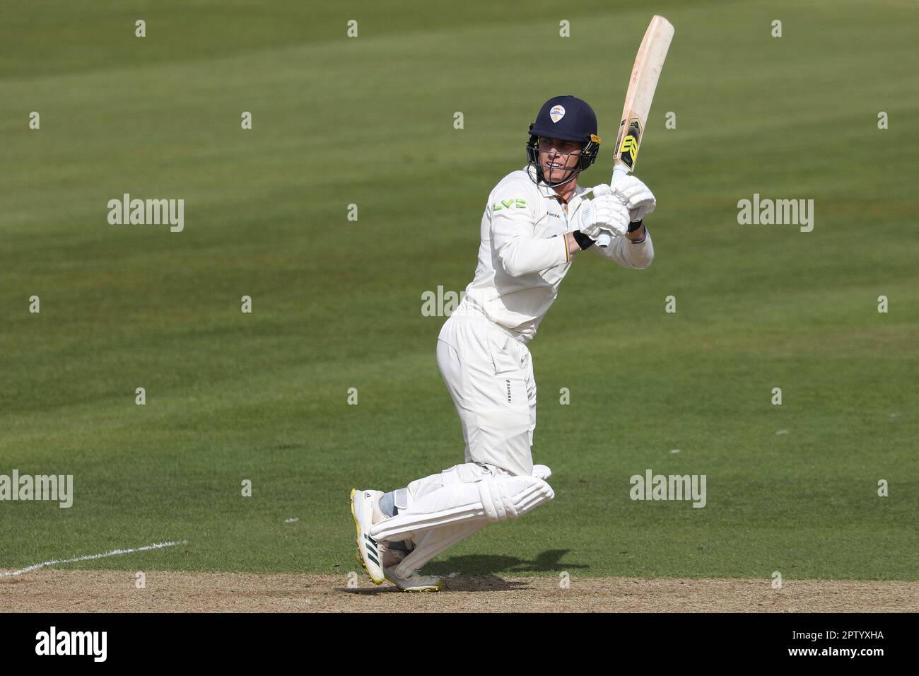 Luis Reece di Derbyshire sulla sua strada per segnare 56 durante il LV= County Championship Division Two match tra Durham e Derbyshire al Seat Unique Riverside, Chester le Street venerdì 28th aprile 2023. (Foto: Robert Smith | NOTIZIE MI) Credit: NOTIZIE MI & Sport /Alamy Live News Foto Stock