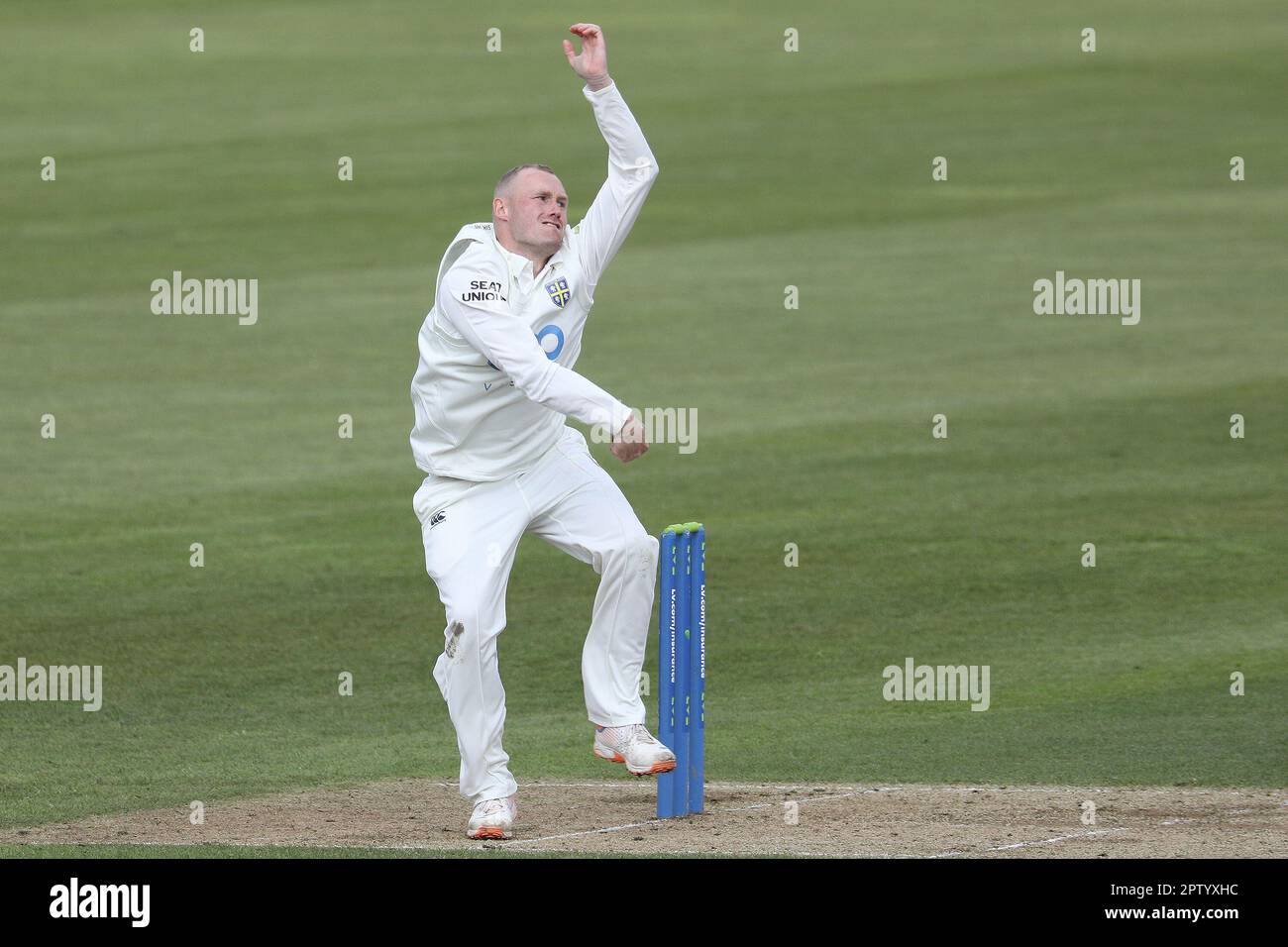 Matt Parkinson di Durham durante il LV= County Championship Division due match tra Durham e Derbyshire al Seat Unique Riverside, Chester le Street venerdì 28th aprile 2023. (Foto: Robert Smith | NOTIZIE MI) Credit: NOTIZIE MI & Sport /Alamy Live News Foto Stock