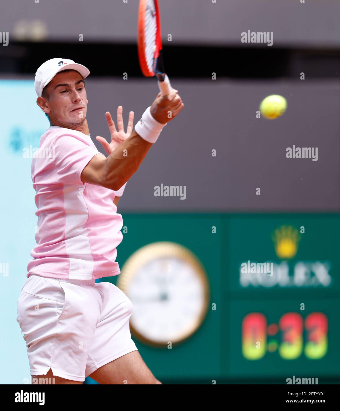 Madrid, Spagna. 28th Apr, 2023. Matteo Arnaldi d'Italia in azione contro Casper Ruud di Norvegia durante il Mutua Madrid Open 2023, Masters 1000 torneo di tennis il 28 aprile 2023 a Caja Magica a Madrid, Spagna - Foto: Oscar J Barroso/DPPI/LiveMedia Credit: Independent Photo Agency/Alamy Live News Foto Stock