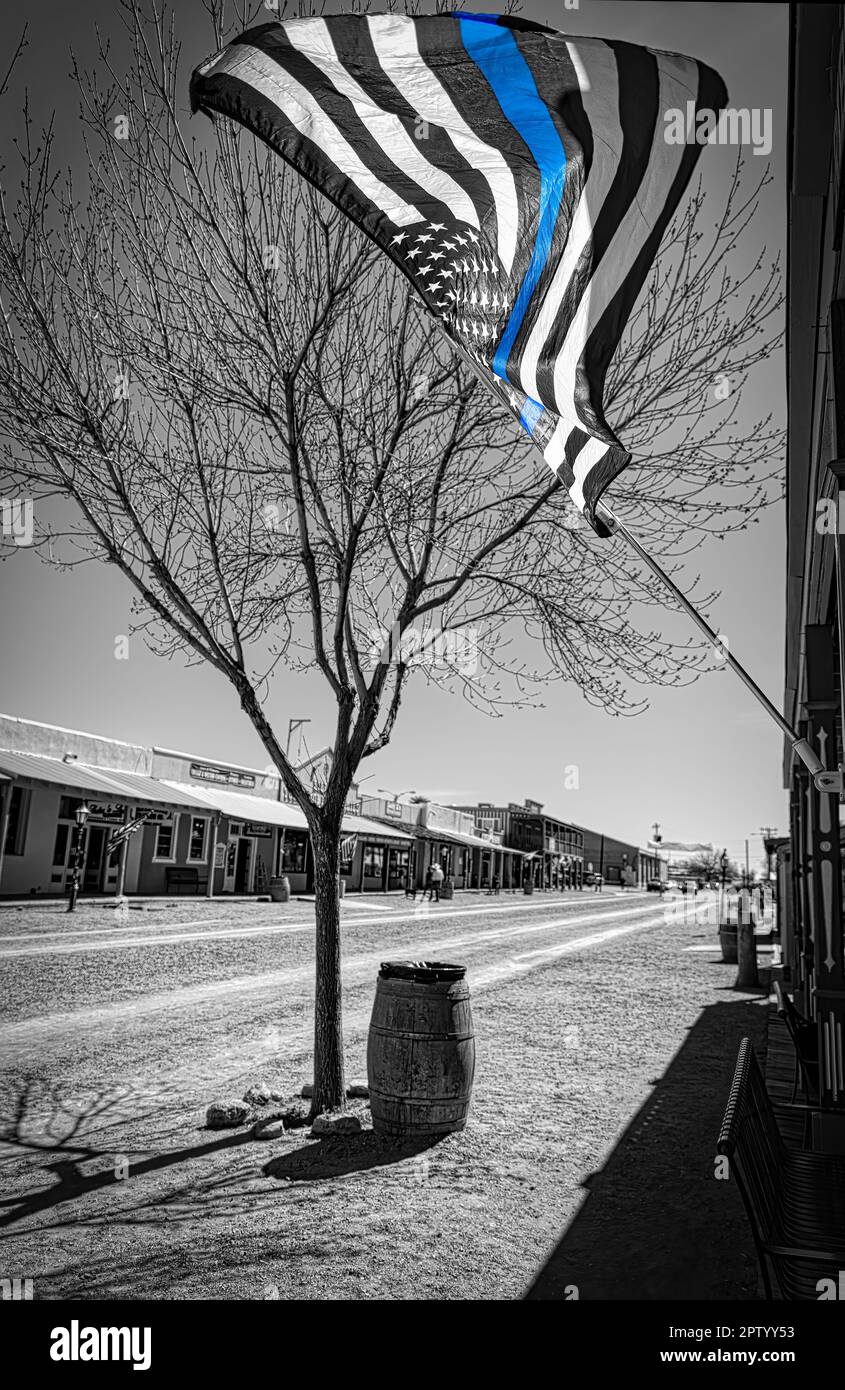 Una bandiera della linea blu sottile, a sostegno della polizia, si trova sulle strade storiche di Tombstone, Arizona. Foto Stock