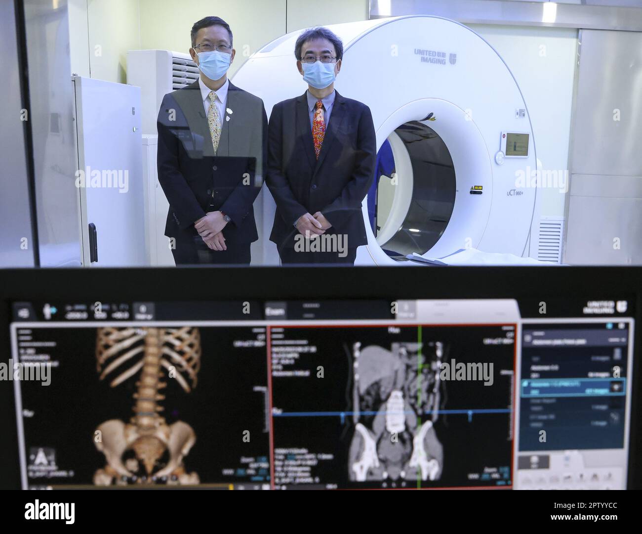 Dr. Sin Ngai-chuen (a sinistra), Coordinatore del flusso clinico, New Territories East Cluster; e Dr. Paul Lee Sing-Fun (a destra), Presidente del Comitato di coordinamento in Radiologia dell'autorità ospedaliera, Posa per una foto di fronte alla macchina di scansione TC durante il tour mediatico dell'autorità ospedaliera (ha) che lancia il "programma pilota del servizio di radiologia diagnostica ambulatoriale", presso l'ospedale di emergenza assistito dal governo centrale di Lok ma Chau. 25APR23. SCMP / TSE di maggio Foto Stock