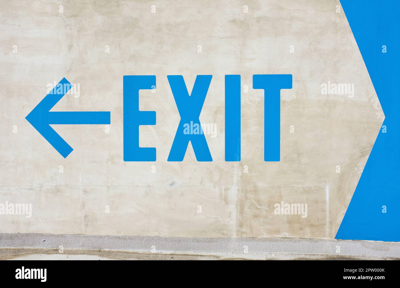 Grande cartello di uscita dipinto in blu su parete bianca Foto Stock