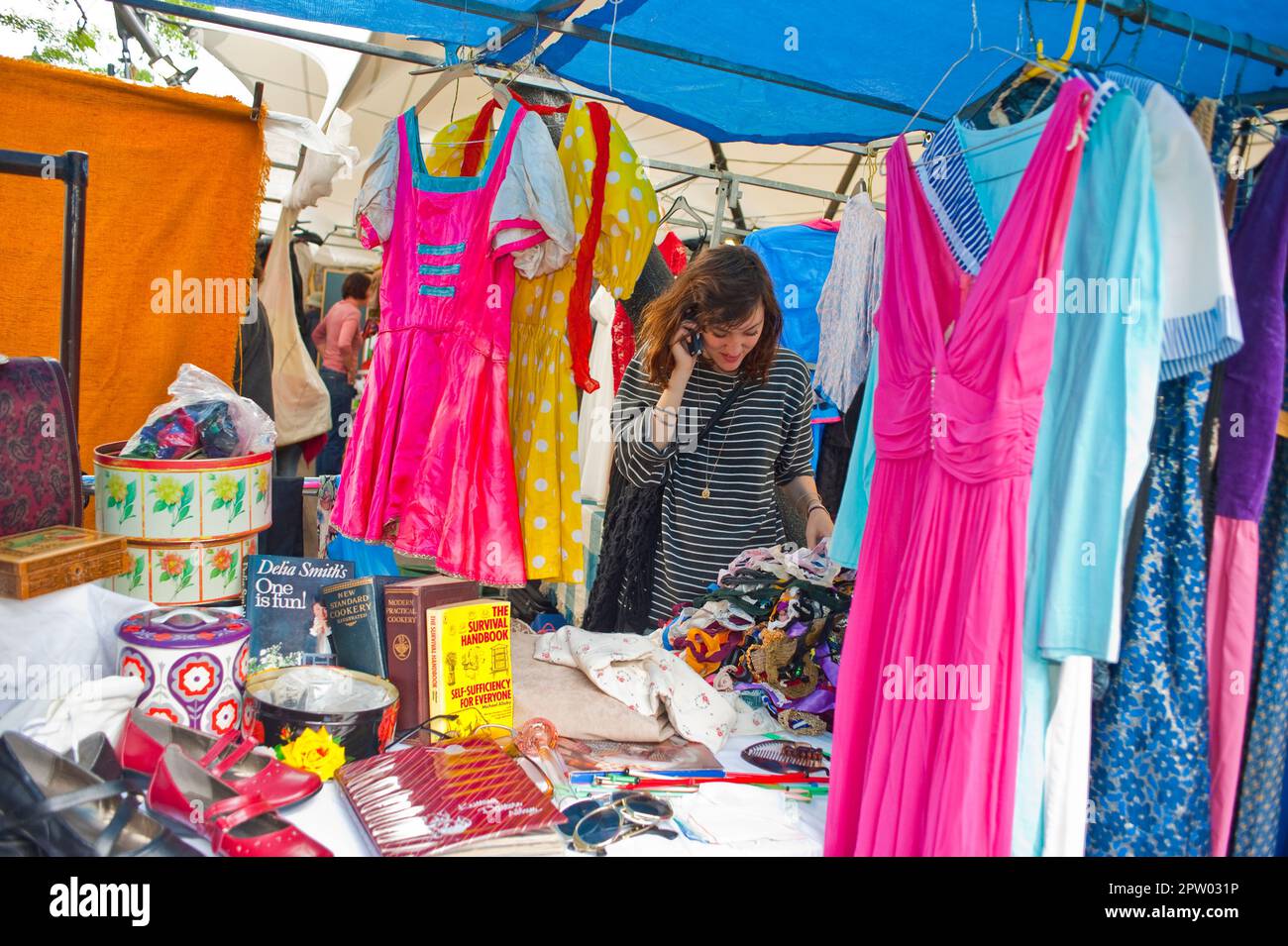 Londra, Regno Unito, donna Shopping nel mercato locale delle pulci, Street , negozio di abbigliamento usato, abiti, tempo libero di portobello, moda veloce Foto Stock