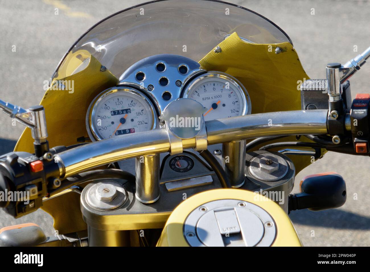Moto d'epoca in piedi sulla strada. Primo piano del faro e del tachimetro della moto Foto Stock